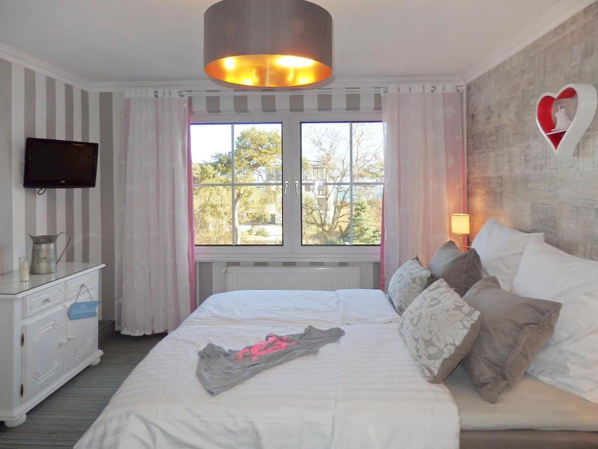 Strandhotel Villa Louisa & Appartementhaeuser Villa Josephine Und Villa Christine Юлиусрух Екстериор снимка