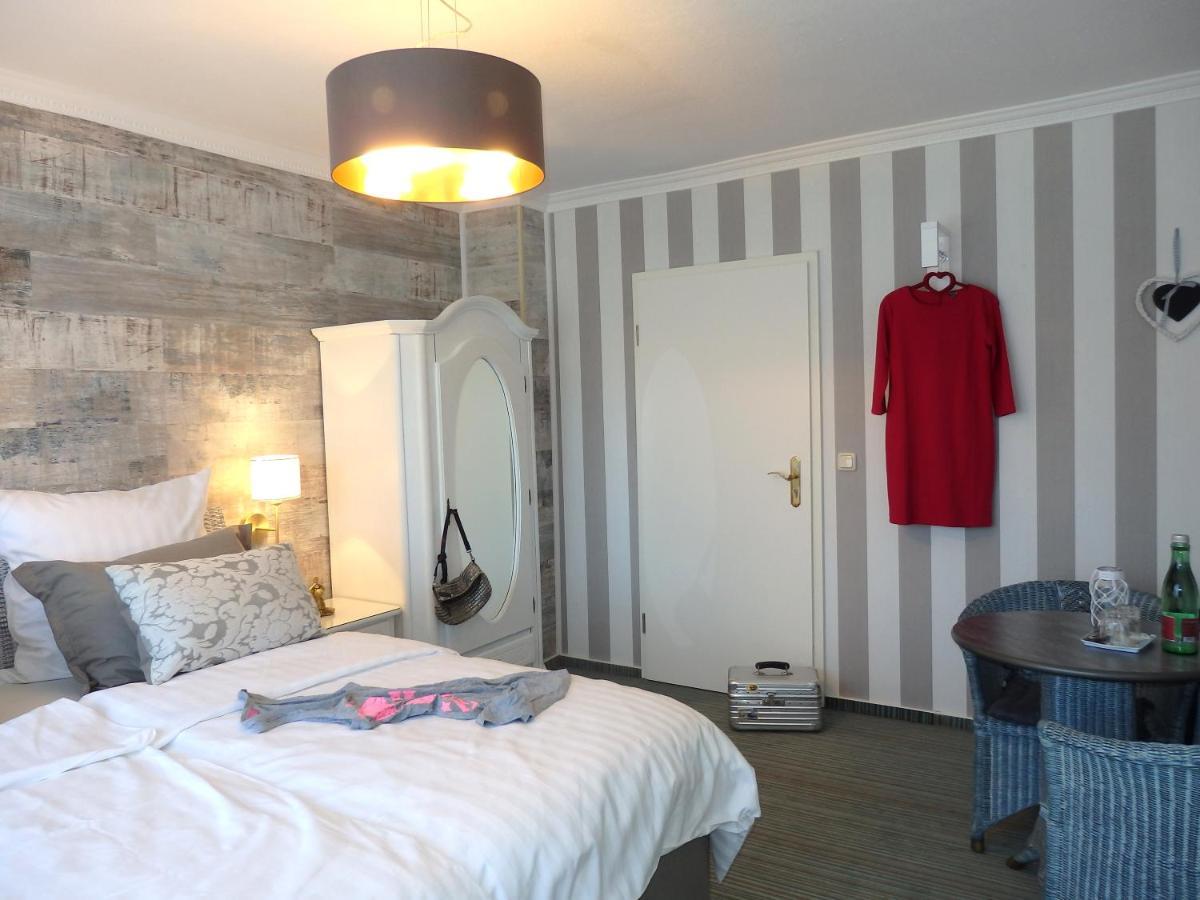 Strandhotel Villa Louisa & Appartementhaeuser Villa Josephine Und Villa Christine Юлиусрух Екстериор снимка