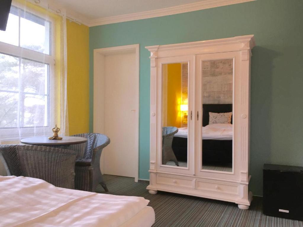 Strandhotel Villa Louisa & Appartementhaeuser Villa Josephine Und Villa Christine Юлиусрух Екстериор снимка