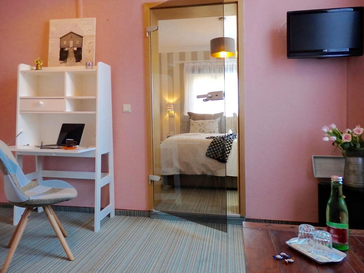 Strandhotel Villa Louisa & Appartementhaeuser Villa Josephine Und Villa Christine Юлиусрух Екстериор снимка