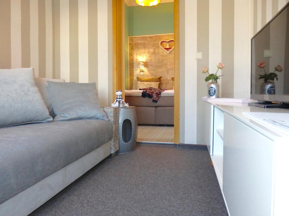 Strandhotel Villa Louisa & Appartementhaeuser Villa Josephine Und Villa Christine Юлиусрух Екстериор снимка